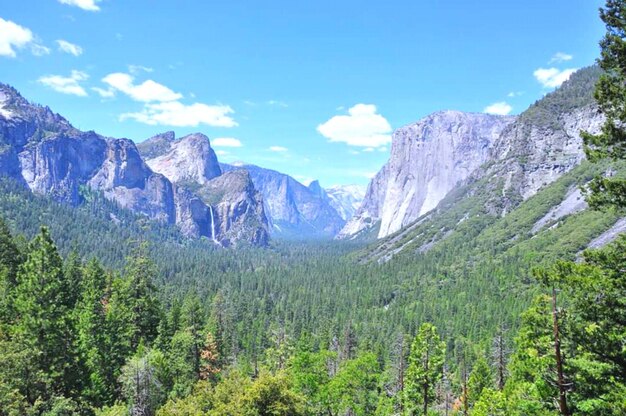 写真 空の背景にある山の景色