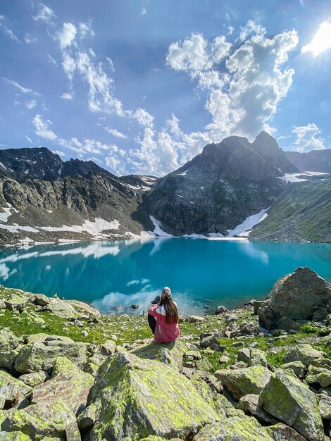 写真 空に照らされた山の景色