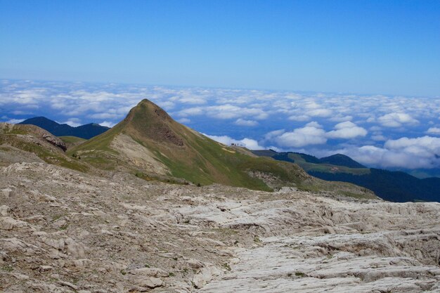 写真 空の背景にある山の景色