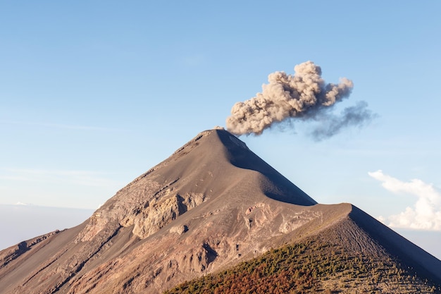 写真 空の背景にある山の景色