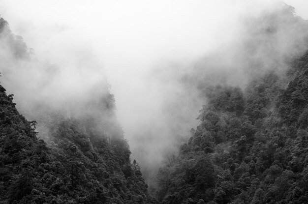 写真 空の背景にある山の景色