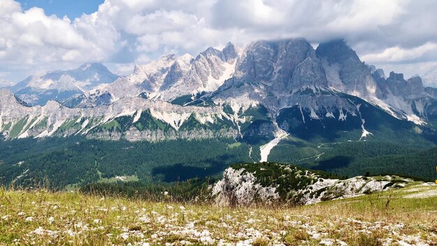 写真 空に照らされた山の景色