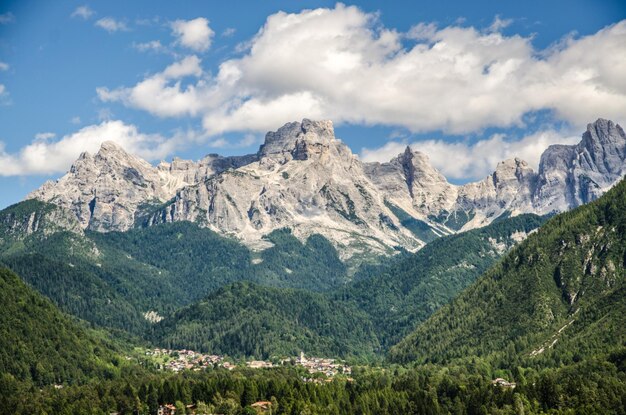 写真 空の背景にある山の景色