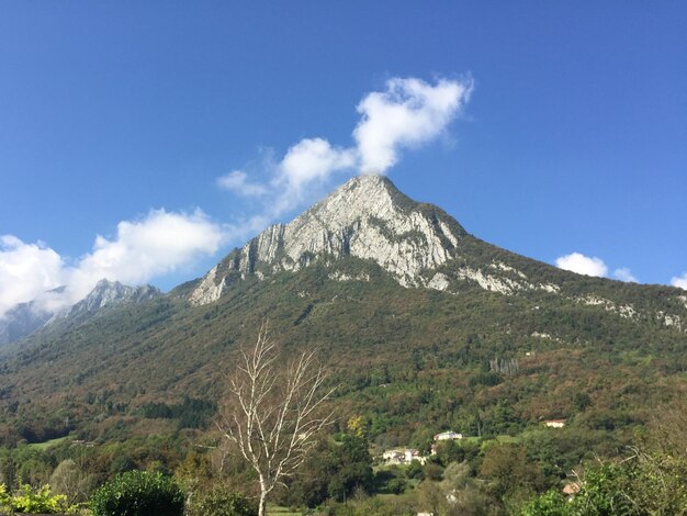 写真 空の背景にある山の景色