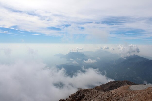 写真 空の背景にある山の景色