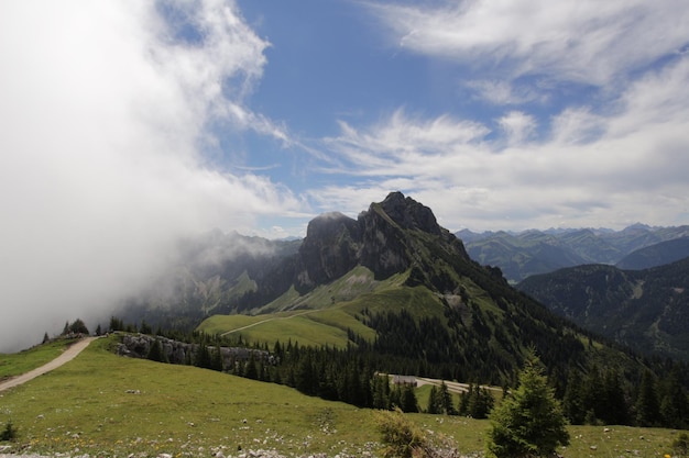 写真 空の背景にある山の景色