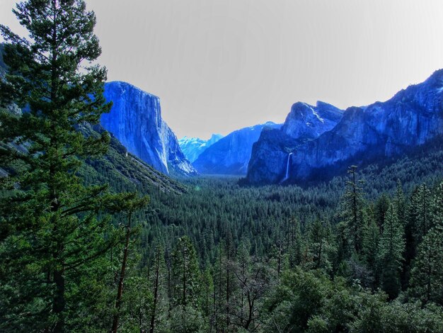 写真 空の背景にある山の景色