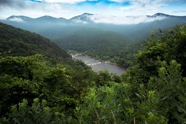 写真 空の背景にある山の景色