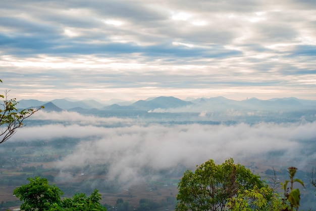 写真 空の背景にある山の景色