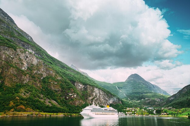 写真 空の背景にある山の景色