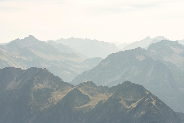 写真 空の背景にある山の景色