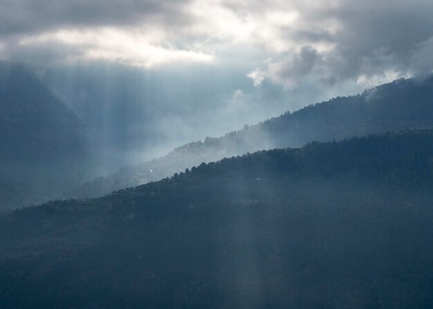 写真 空の背景にある山の景色