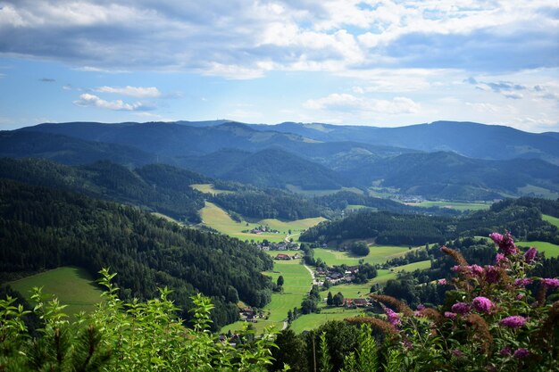 写真 空の背景にある山の景色