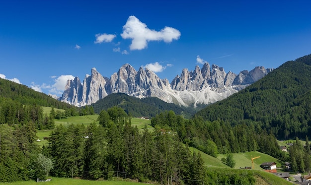 写真 空の背景にある山の景色