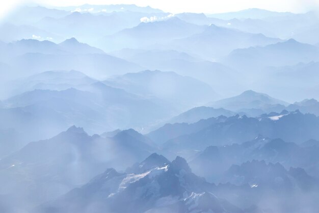 写真 空の背景にある山の景色