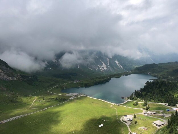 写真 空の背景にある山の景色