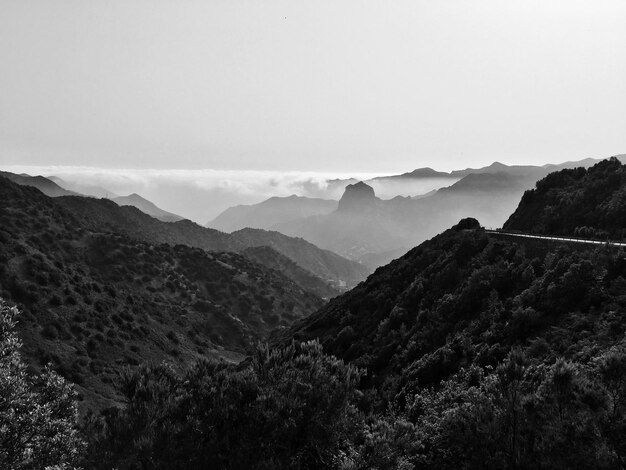 写真 空の背景にある山の景色