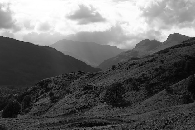 写真 空の背景にある山の景色