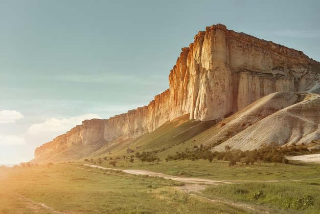 写真 空の背景にある山の景色