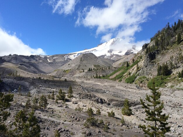 写真 空の背景にある山の景色