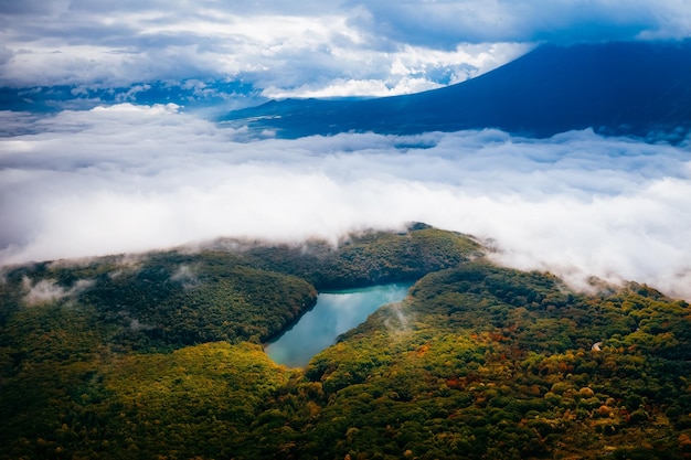 写真 空の背景にある山の景色