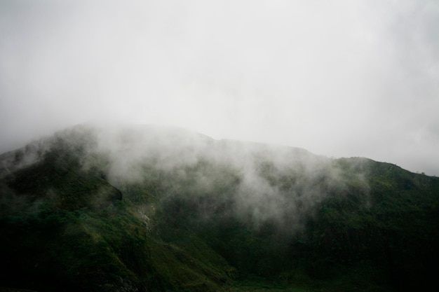 写真 空の背景にある山の景色