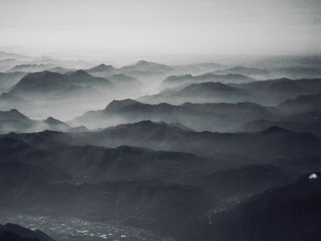 写真 空の背景にある山の景色