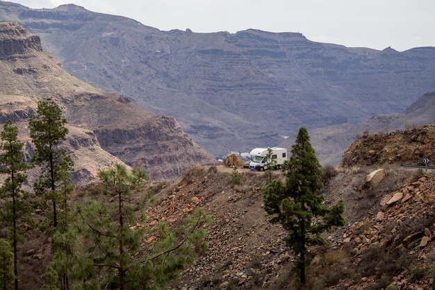 写真 空の背景にある山の景色