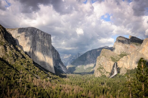 写真 空の背景にある山の景色