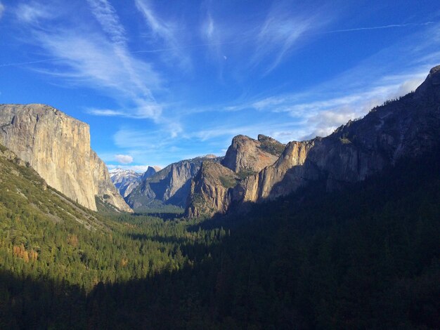 写真 空の背景にある山の景色