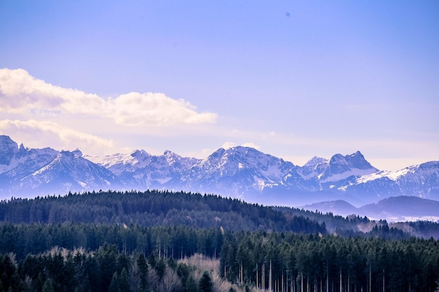 写真 空の背景にある山の景色