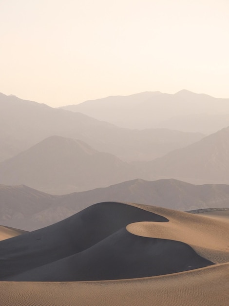 写真 空の背景にある山の景色