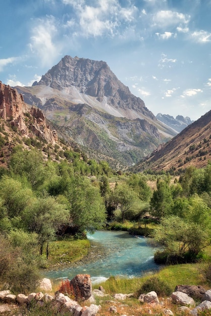 写真 空の背景にある山と湖の景色