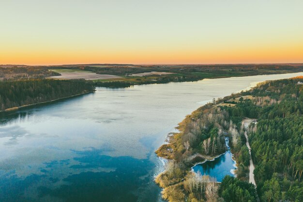 Фото Красивый вид на реку на фоне ясного неба во время захода солнца