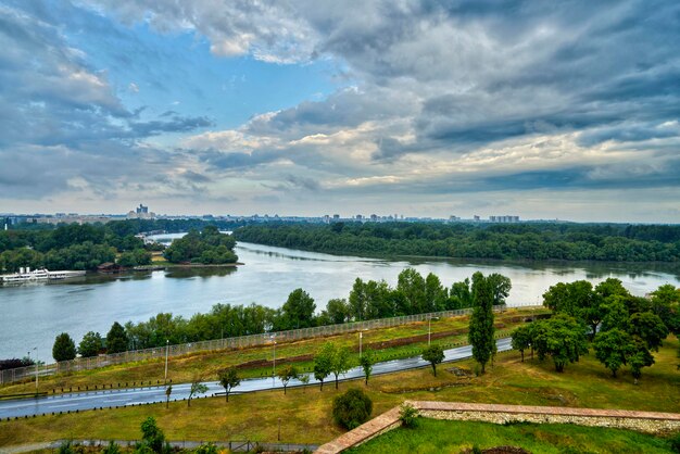 Фото Красивый вид на реку на облачном небе