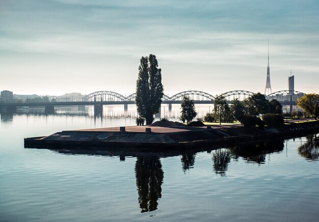 Фото Красивый вид на реку на фоне неба