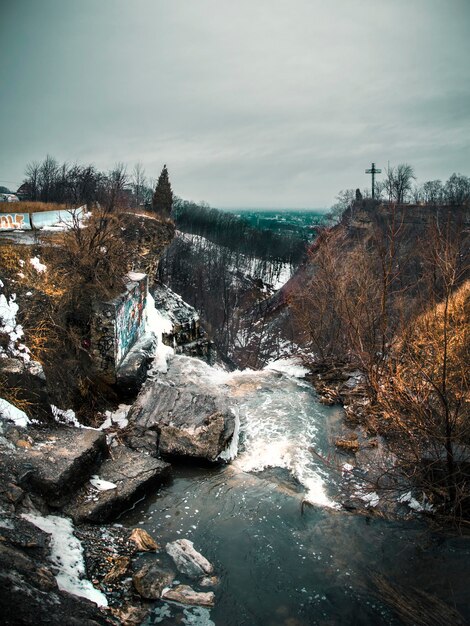 Фото Красивый вид на реку на фоне неба