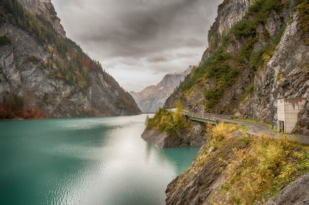 写真 空に照らされた山の中の川の景色