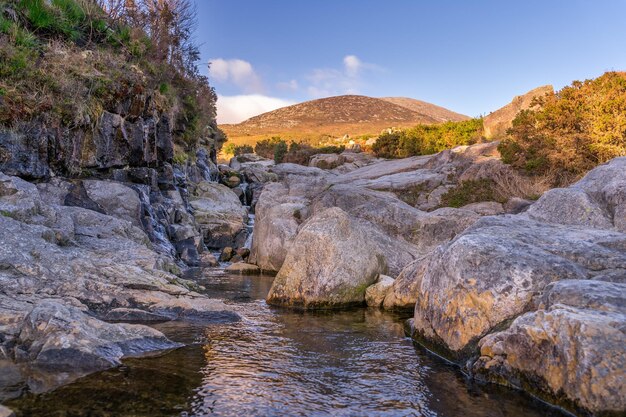 写真 天空を背景に岩の中の川の景色