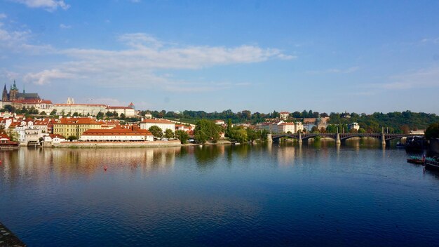 Фото Красивый вид на реку от зданий на фоне голубого неба