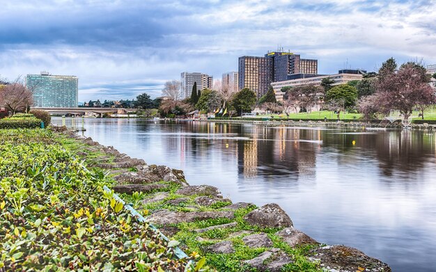 写真 空に照らされた建物から見える川の景色