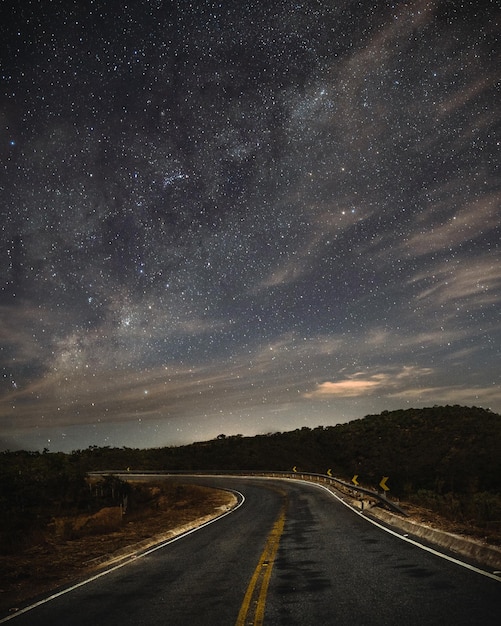 写真 夜空を背景に道路の景色