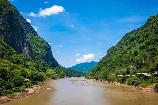 写真 天空を背景に山々から見える道路の景色