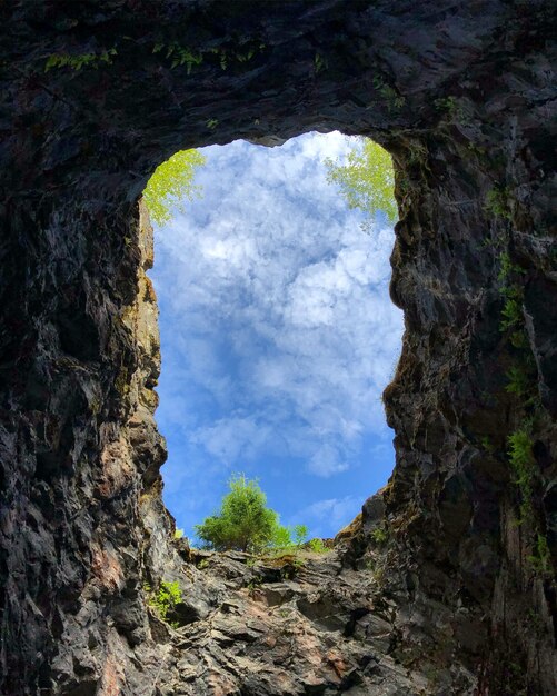 写真 空の背景にある岩の景色