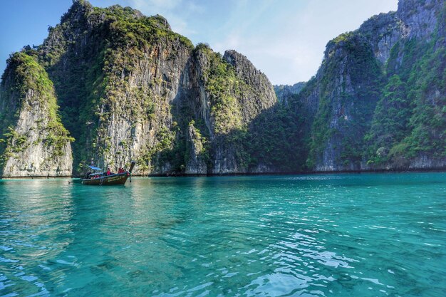 写真 空を背景に海の岩の形成の風景