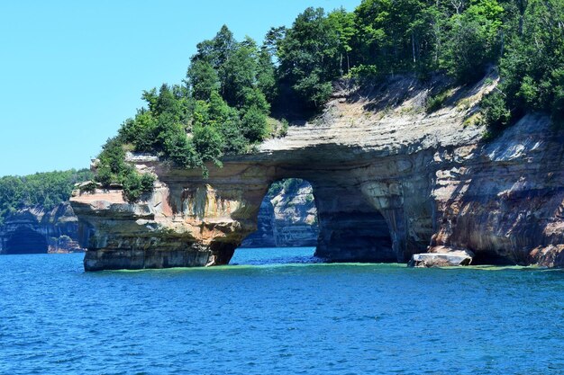 写真 海の岩の形成の景色