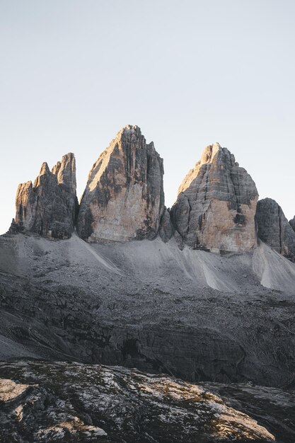 写真 晴れた空を背景に岩層の景色