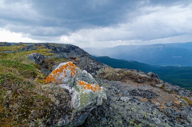 Фото Сценический вид скалы на ландшафте на фоне неба