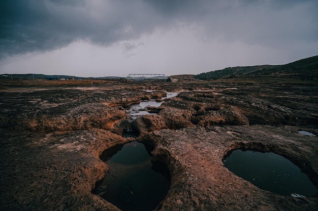 写真 空の背景に海から見える岩の景色