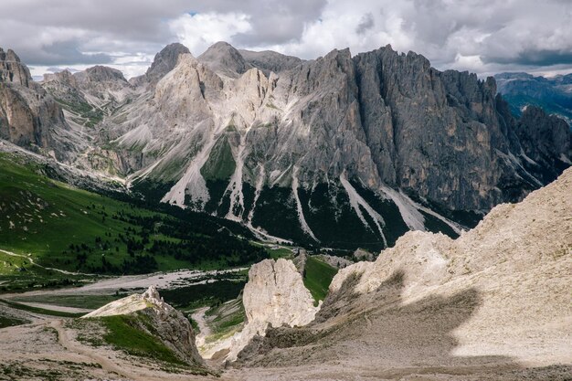 写真 空の背景にある岩石の山の景色